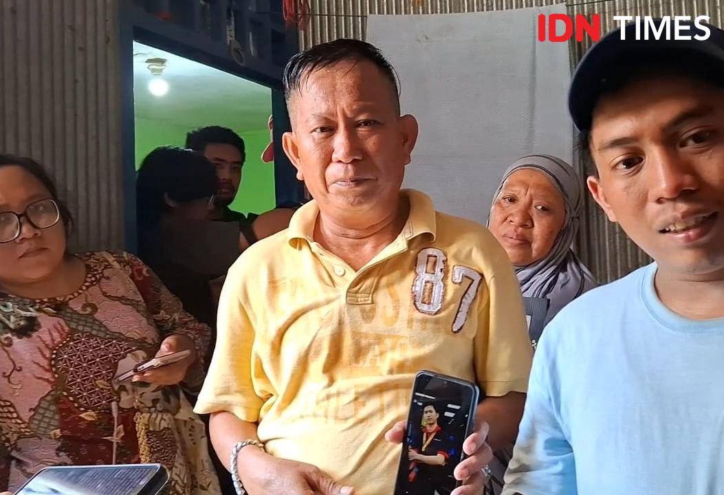 Rustam (tenah), ayahanda Rusdamdiansyah alias Dandi, pengemudi ojol yang tewas akibat dikeroyok oleh massa pada Jumat, 29 Agustus 2025 lalu. IDN Times/Darsil Yahya