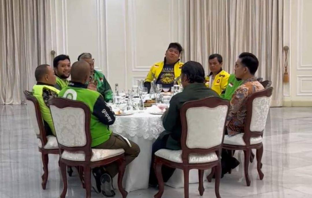 Wakil Presiden RI, Gibran Rakabuming Raka bersama sejumlah driver ojol