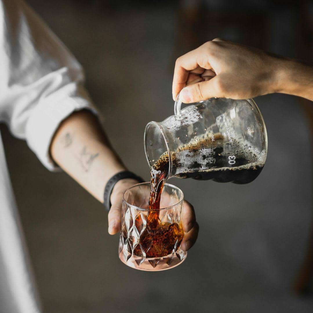 Potret minum kopi
