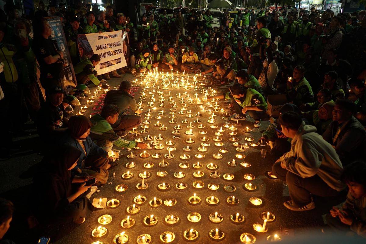 Ratusan pengemudi ojol di Balikpapan menyalakan lilin sebagai simbol duka atas meninggalnya Affan Kurniawan.