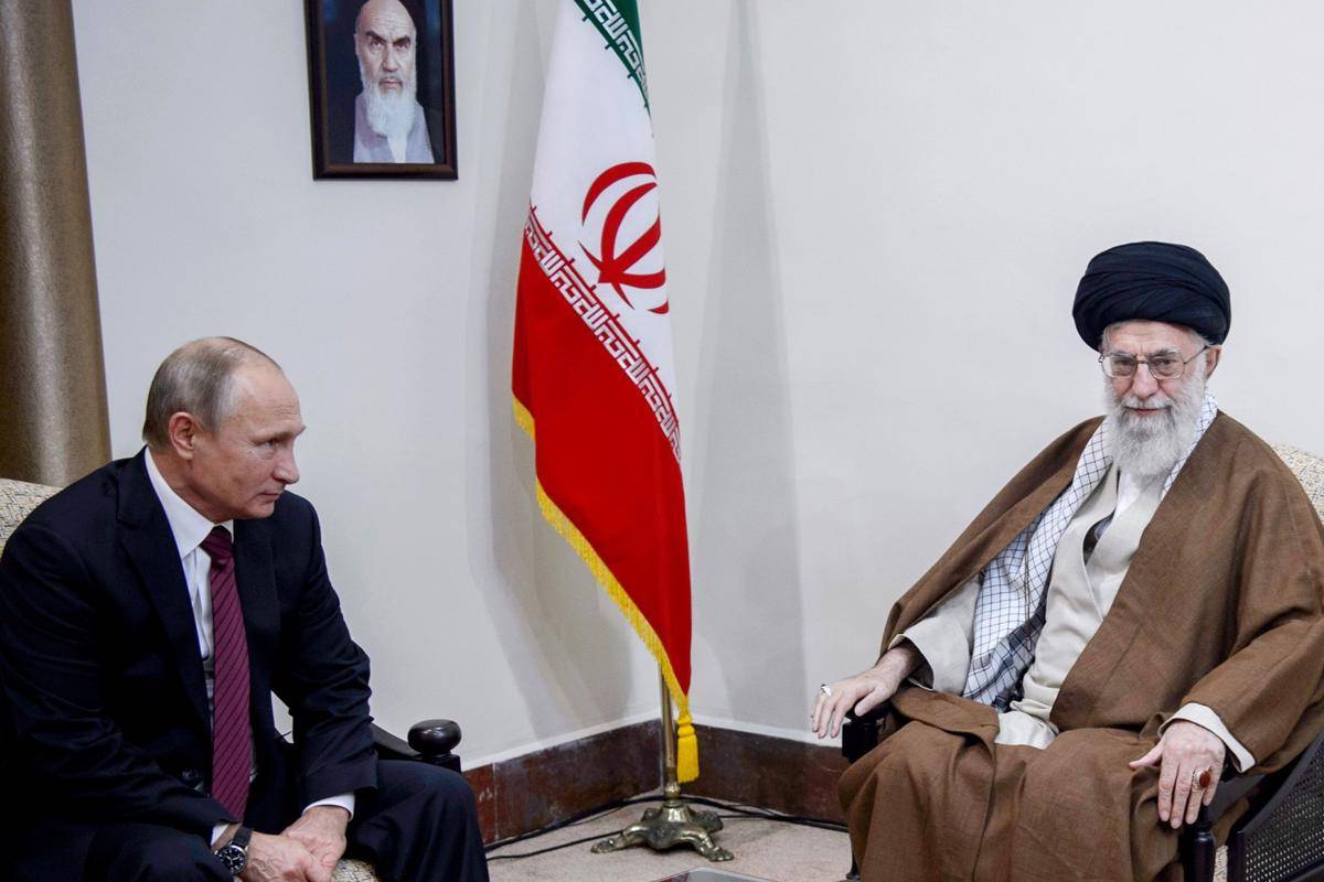 Presiden Rusia, Vladimir Putin dan Pemimpin Tertinggi Iran, Ayatollah Ali Khamenei. (Kremlin.ru, CC BY 4.0 <https://creativecommons.org/licenses/by/4.0>, via Wikimedia Commons)