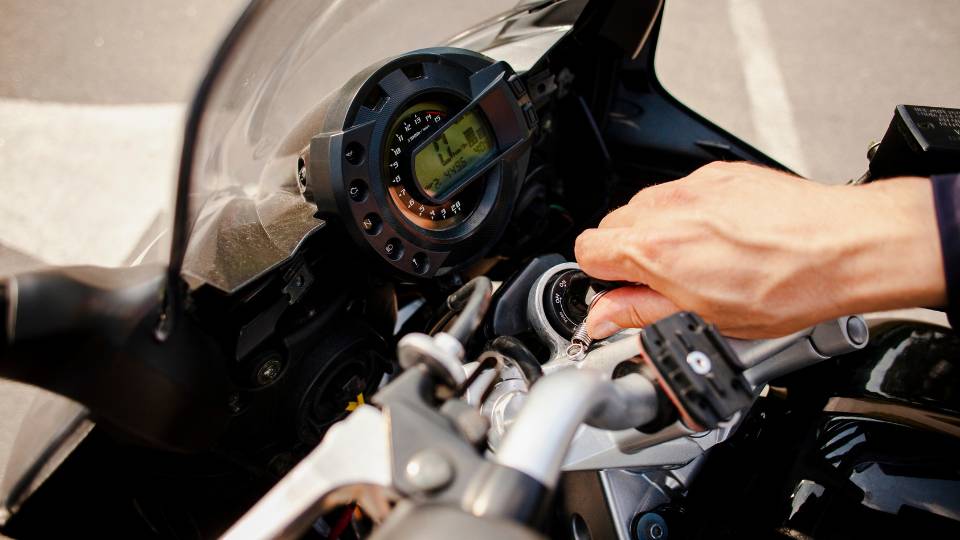 ilustrasi menyalakan motor