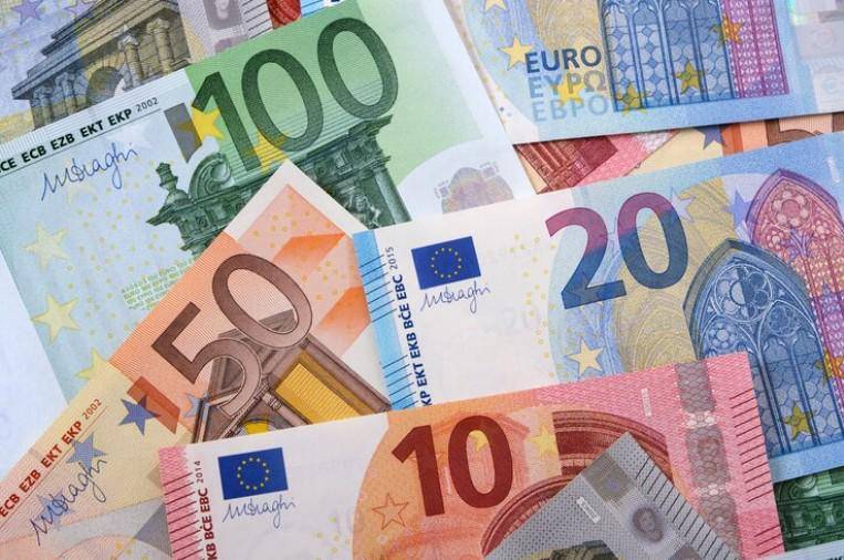 Ilustrasi euro (freepik.com/kstudio)