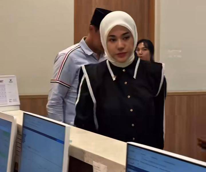 momen Clara Shinta lepas KB ditemani suami 