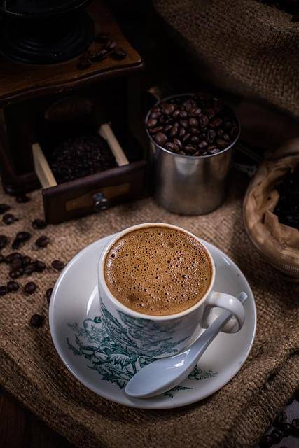 Ilustrasi kopi hitam. Pixabay/CedarCreation