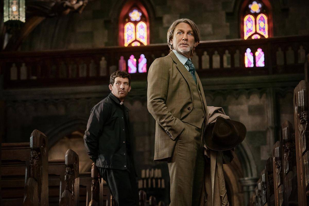 adegan dalam film Wake Up Dead Man: A Knives Out Mystery