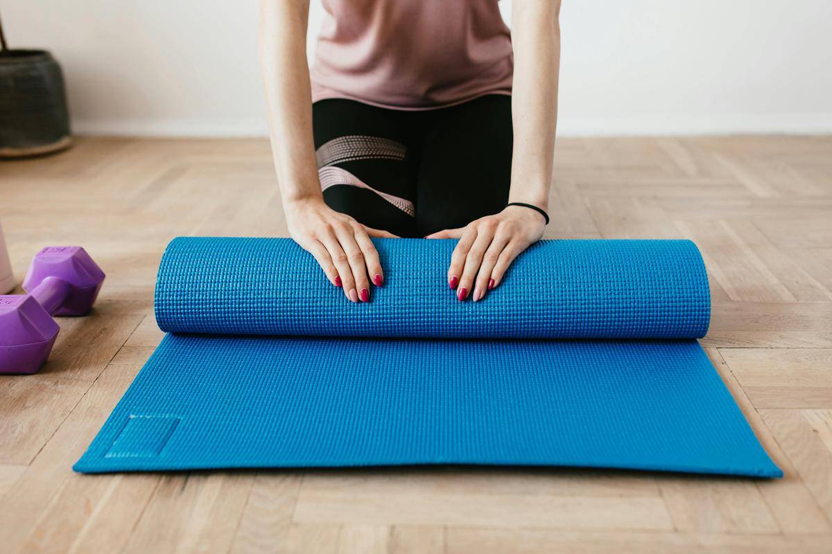 ilustrasi menggulung matras yoga