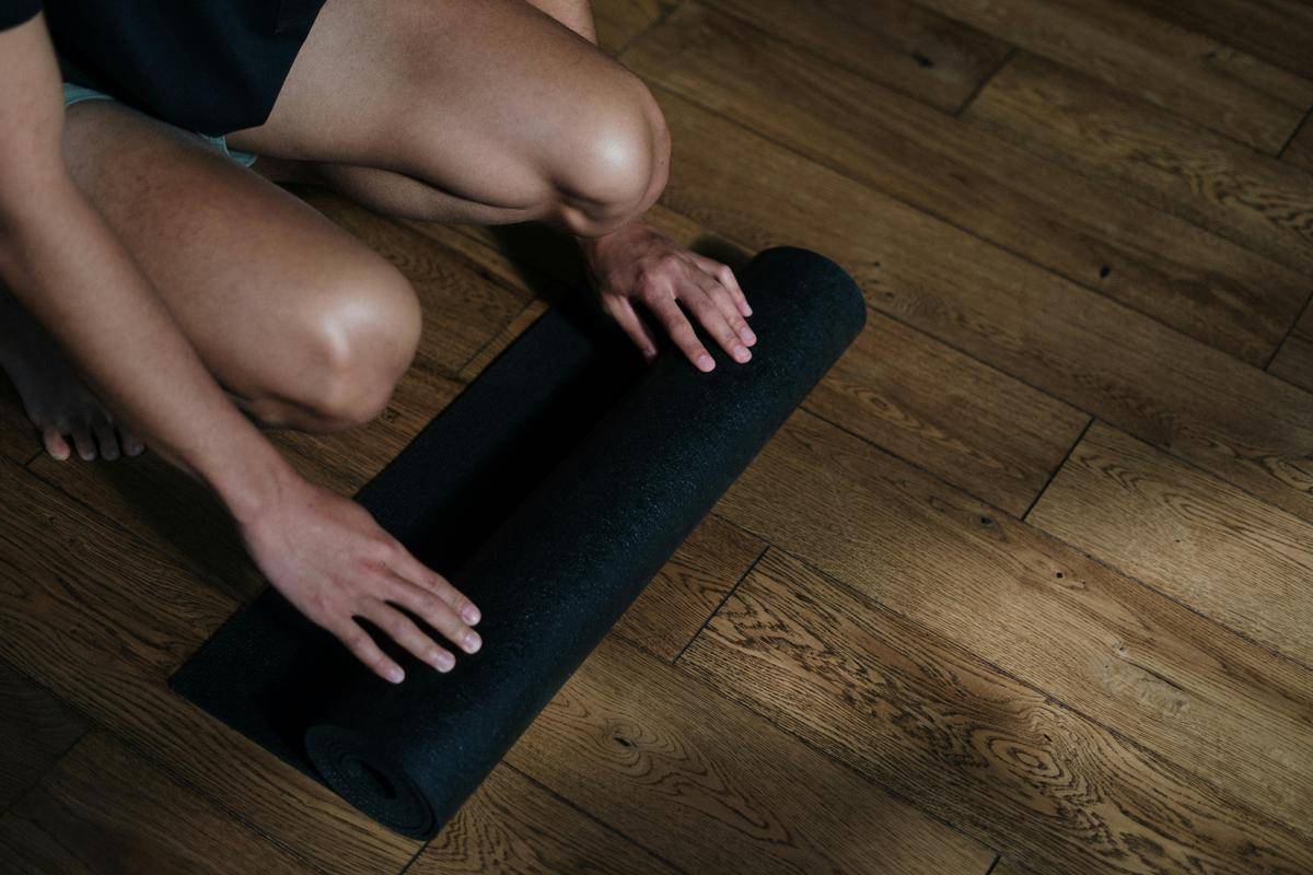 ilustrasi menyimpan matras yoga dengan baik