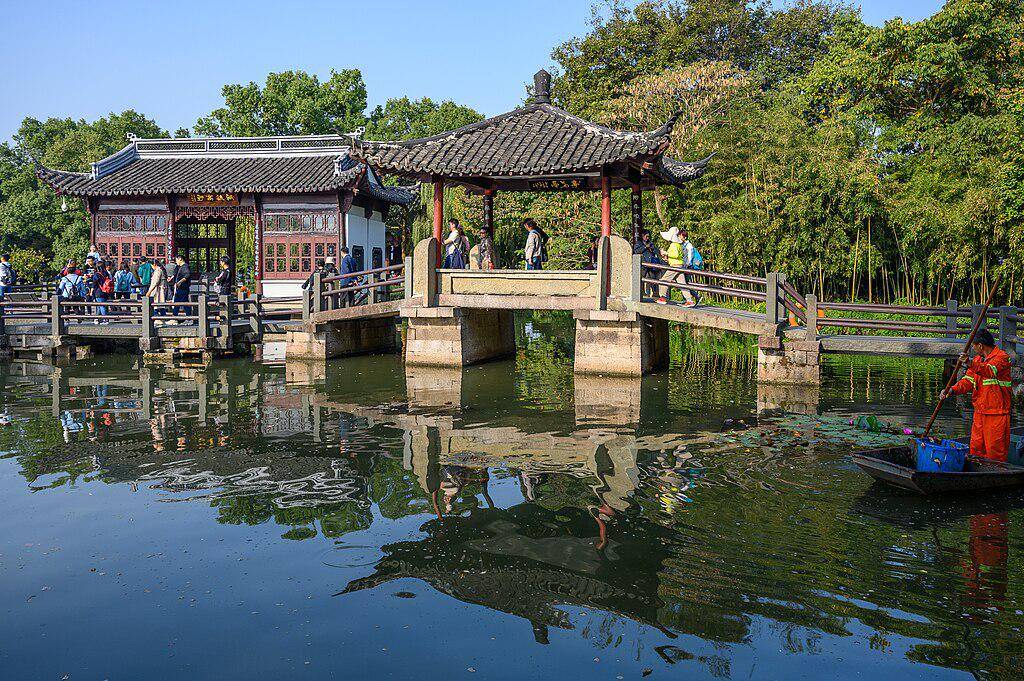 ilustrasi West Lake Hangzhou (commons.wikimedia.org/xiquinhosilva from Cacau)