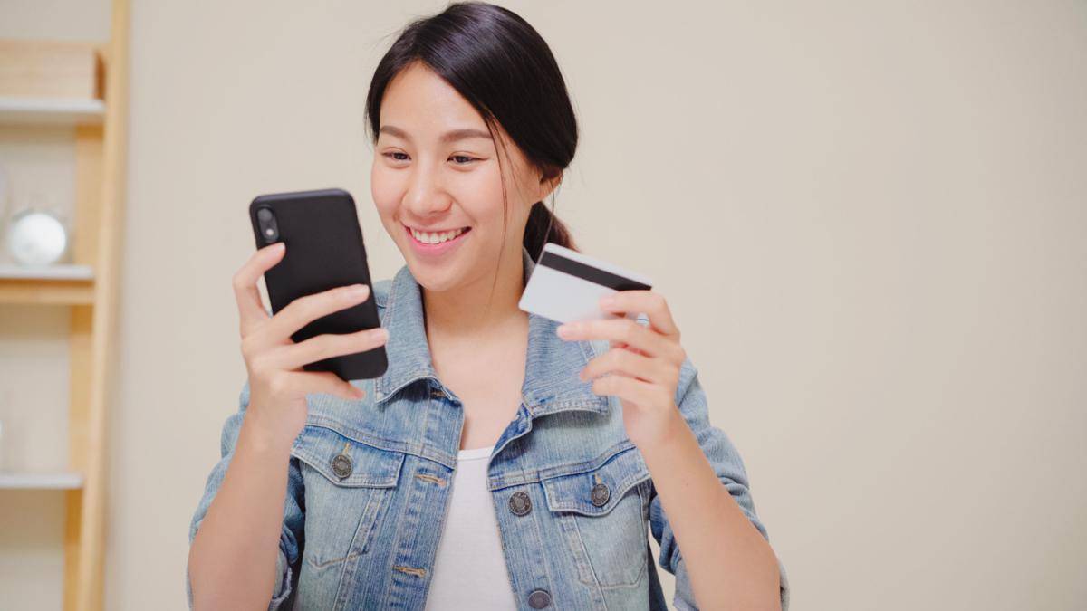 ilustrasi menggunakan e-wallet di smartphone