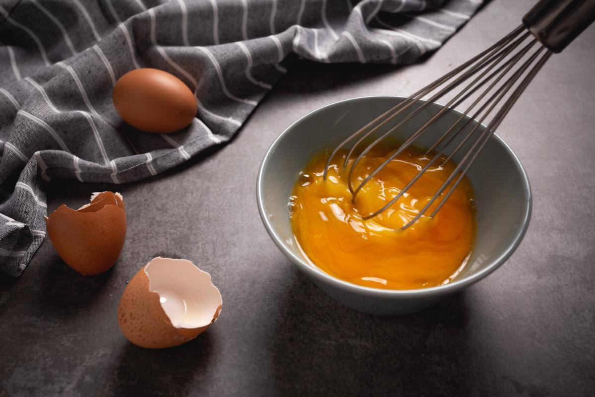 ilustrasi mengocok telur dengan whisk (freepik.com/jcomp)