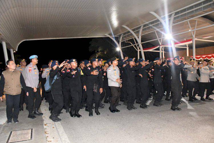 Pasukan Brimob NTT menari bersama sebelum berangkat ke Jakarta amankan demo. (Dok Polda NTT)