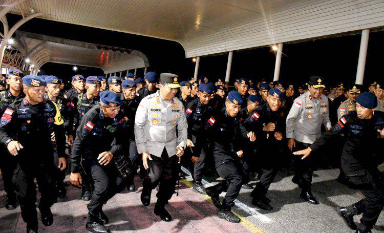 Kapolda NTT Irjen Pol Rudi Darmoko menari bersama personel Brimob yang akan dikirim ke Jakarta. (Dok Polda NTT)