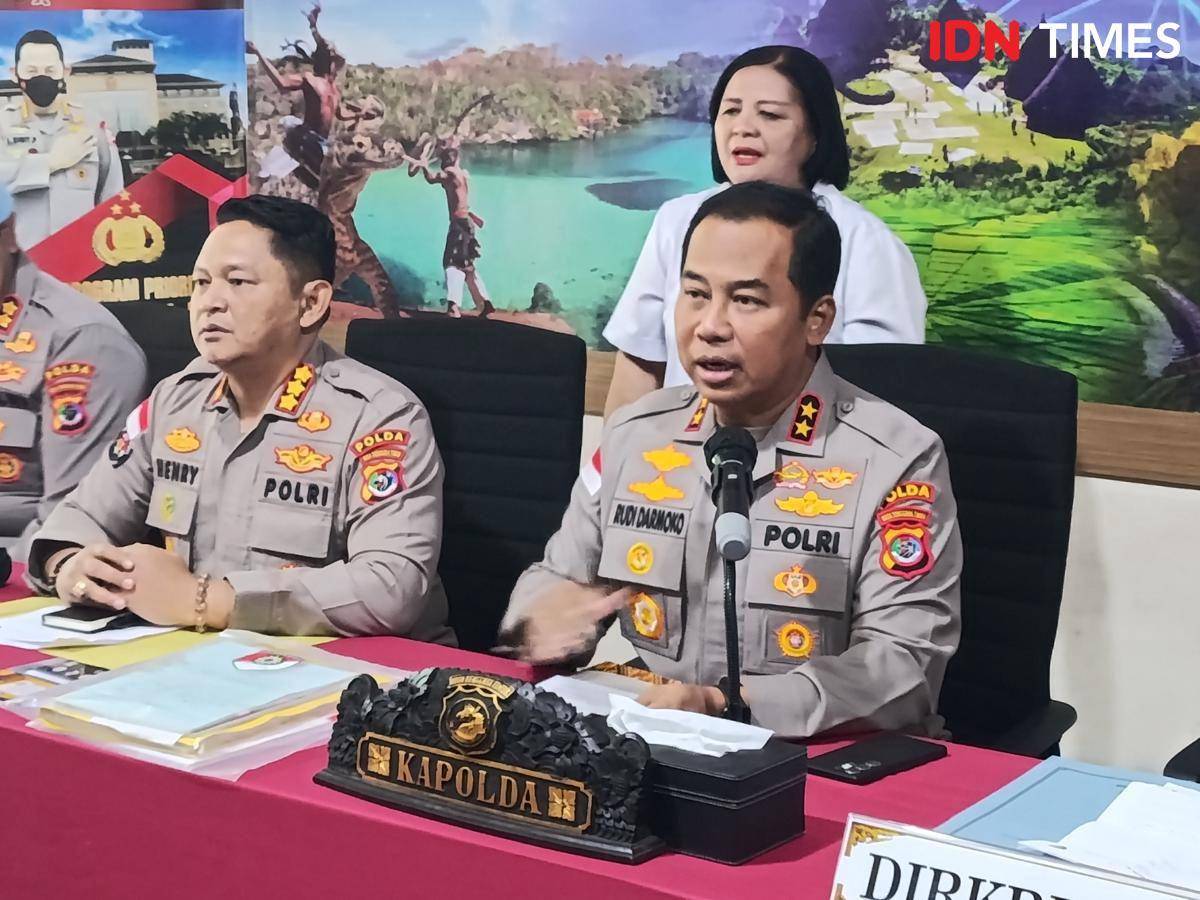 Kapolda NTT, Irjen Pol Rudi Darmoko, saat memimpin konferensi pers soal kasus BBM ilegal. (IDN Times/Putra Bali Mula)