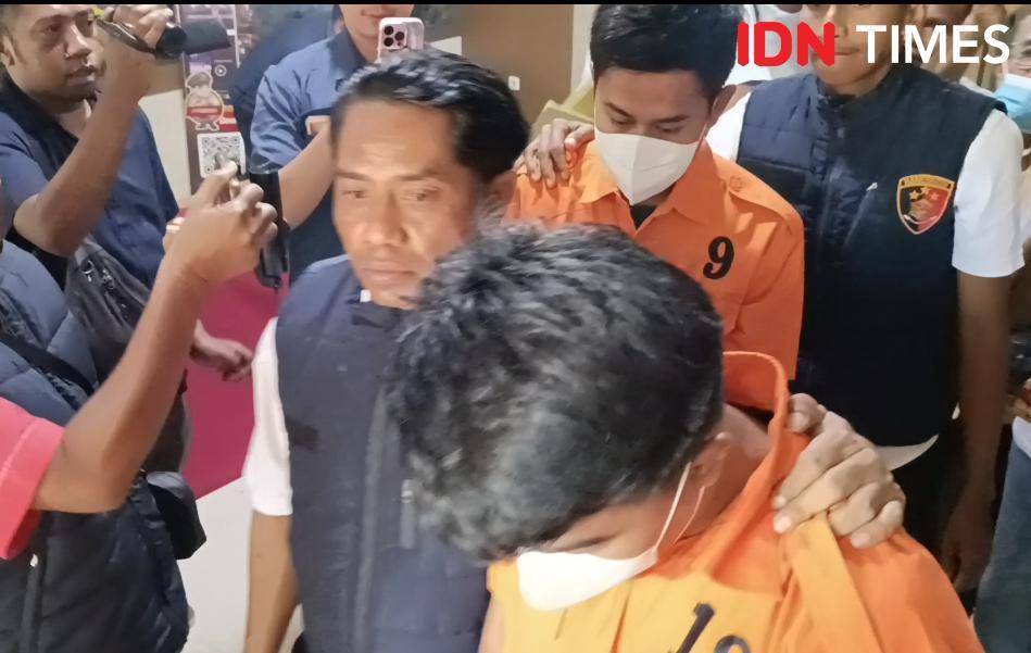 Polisi giring dua pelaku penjualan BBM bersubsidi secara ilegal di Labuan Bajo. (IDN Times/Putra Bali Mula)