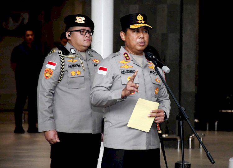 Kapolda NTT Irjen Pol Rudi Darmoko saat memimpin apel pelepasan Brimob NTT ke Jakarta. (Dok Polda NTT)