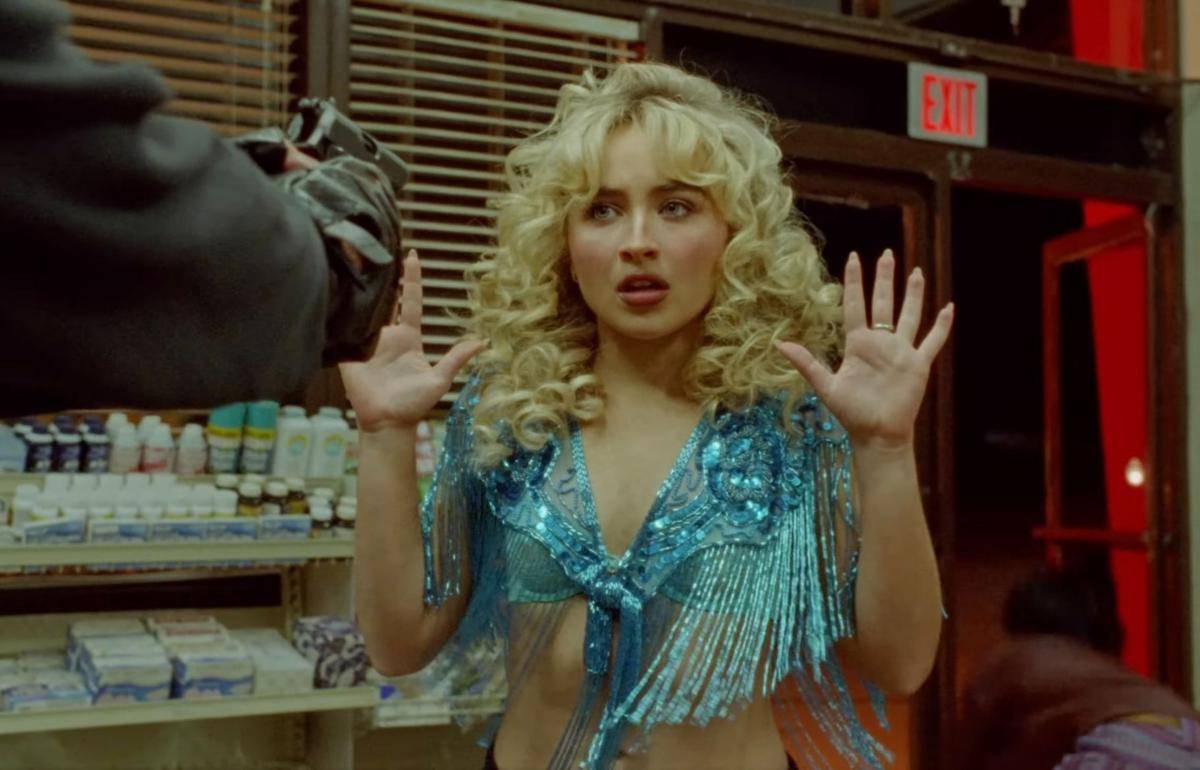 Sabrina Carpenter dalam musik video Manchild