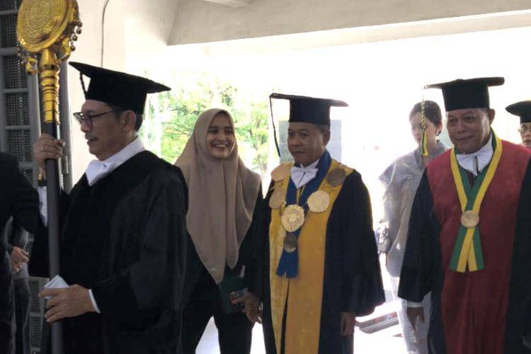 Rektor USU saat memimpin upacara wisuda Universitas Sumatera Utara