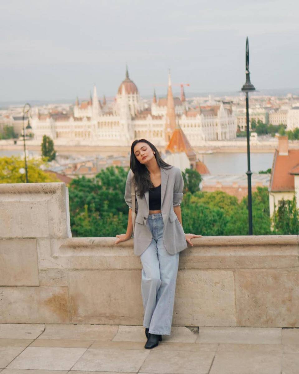 OOTD minimalis ke konser (instagram.com/amandarawles)