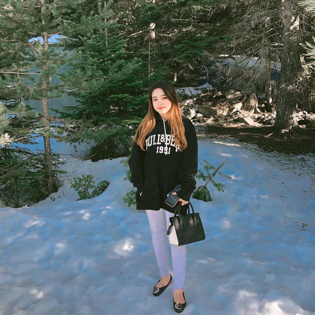 padu padan outfit kasual dengan flatshoe (instagram.com/elsaajapasal)