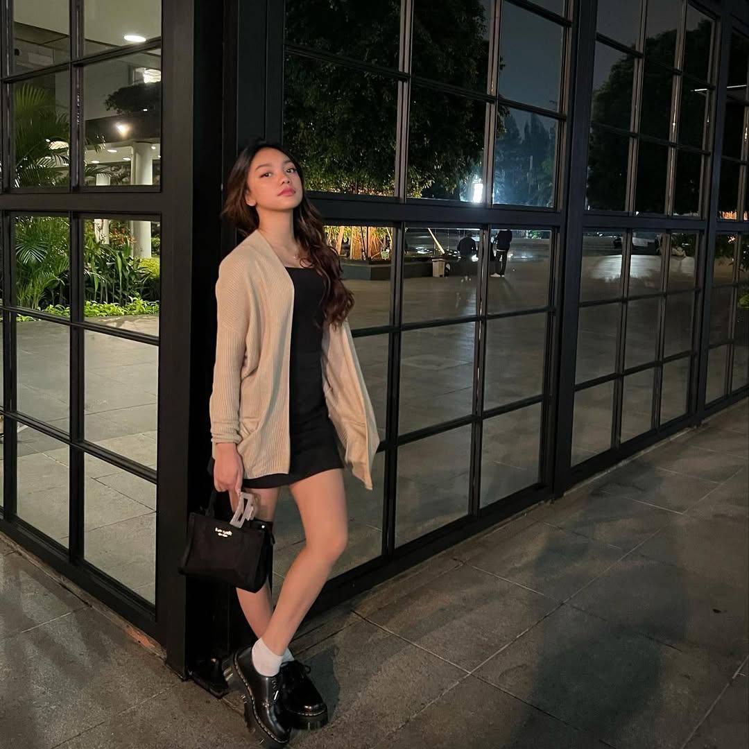 OOTD dengan knitwear (instagram.com/naura.ayu)