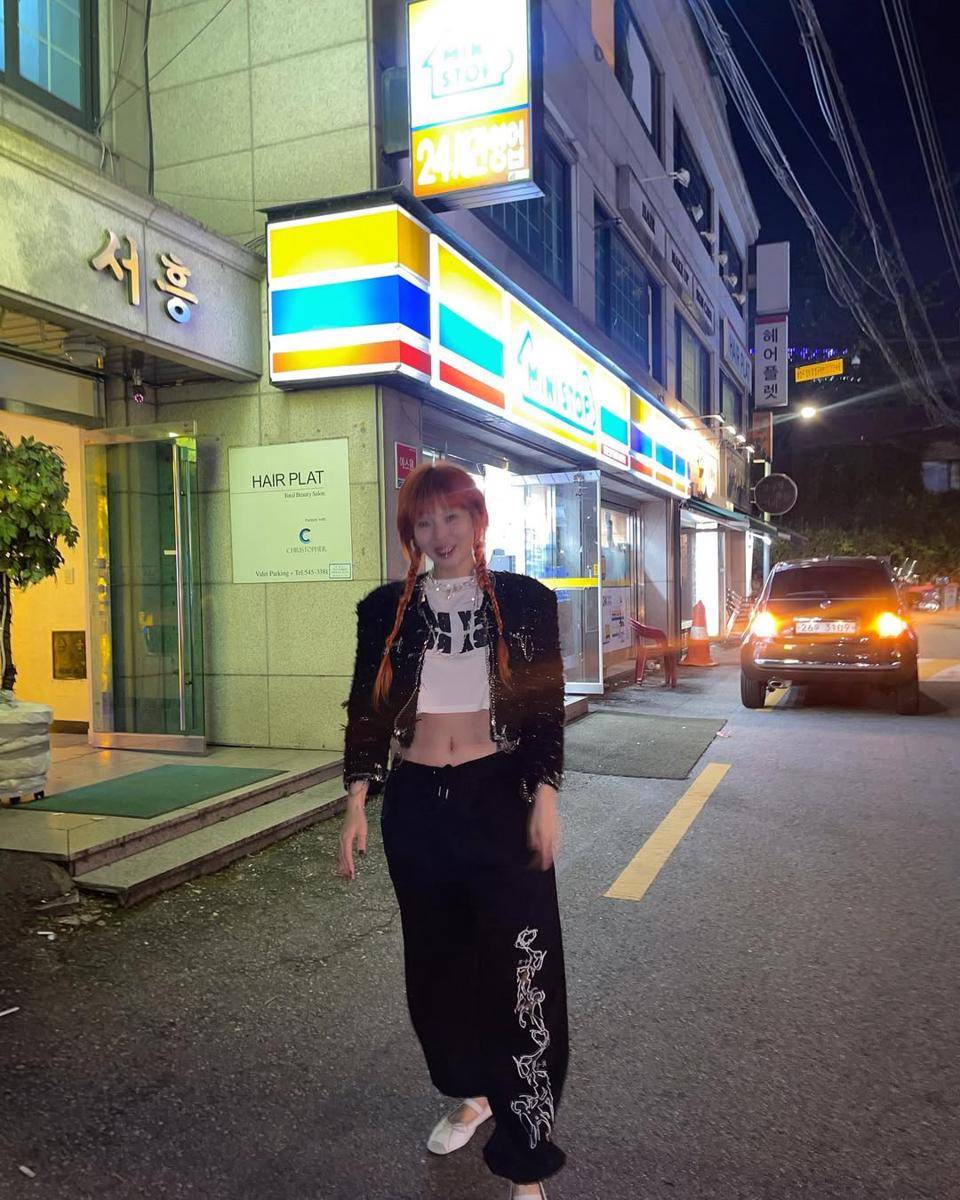 OOTD minimalis ke konser (instagram.com/hyunah_aa)