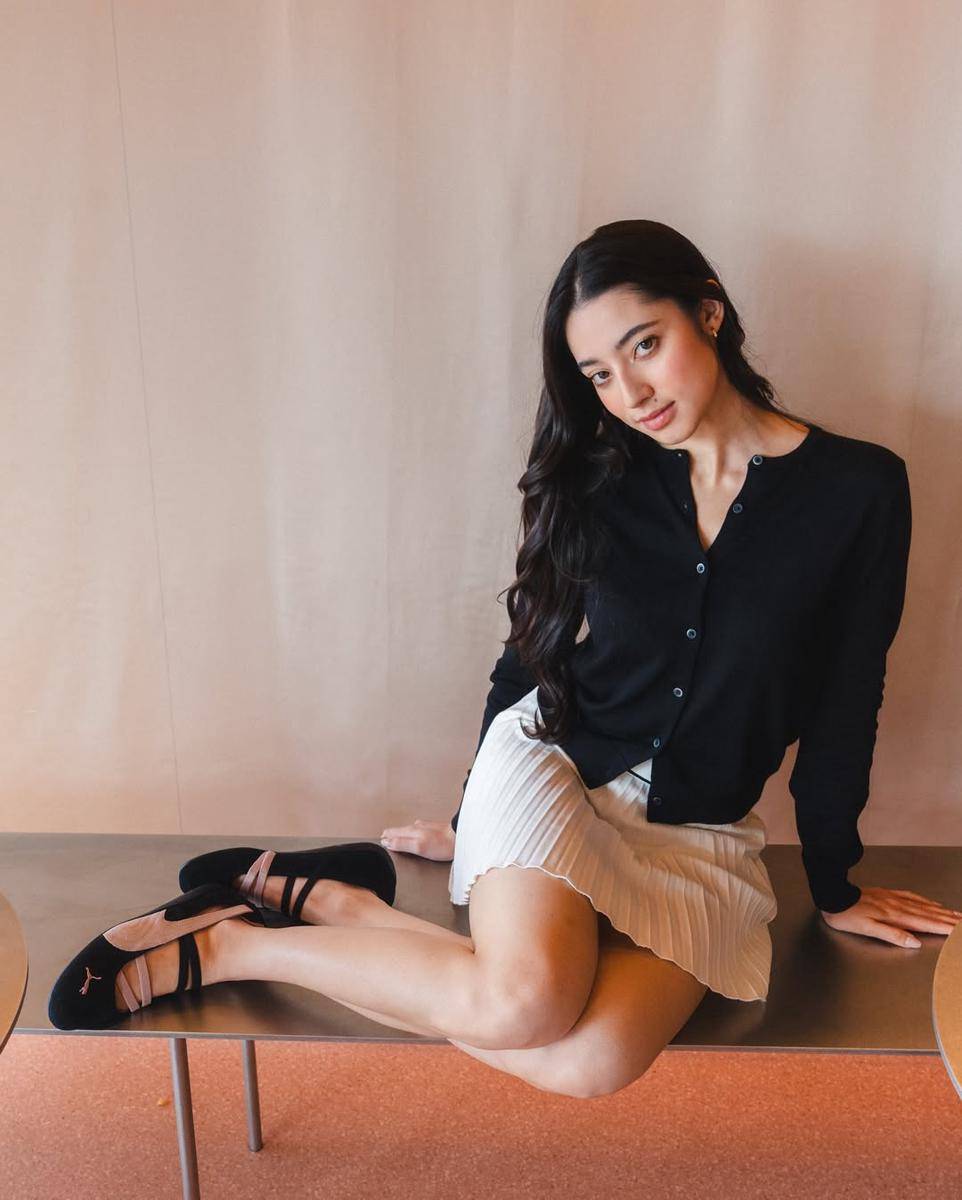 padu padan outfit kasual dengan flatshoe (instagram.com/littlemisskhan)