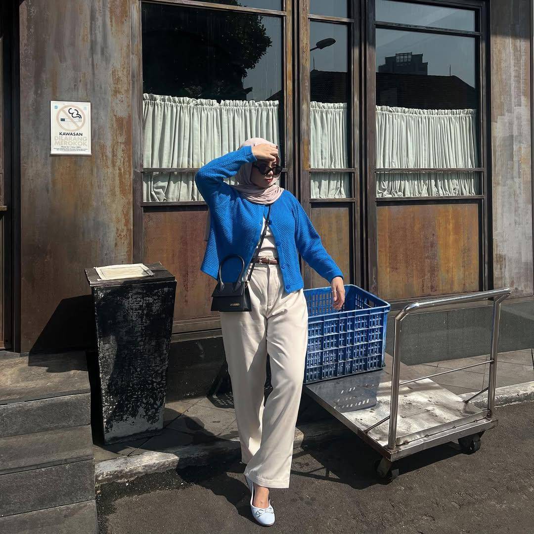 padu padan outfit kasual dengan flatshoe (instagram.com/adyaasyra)