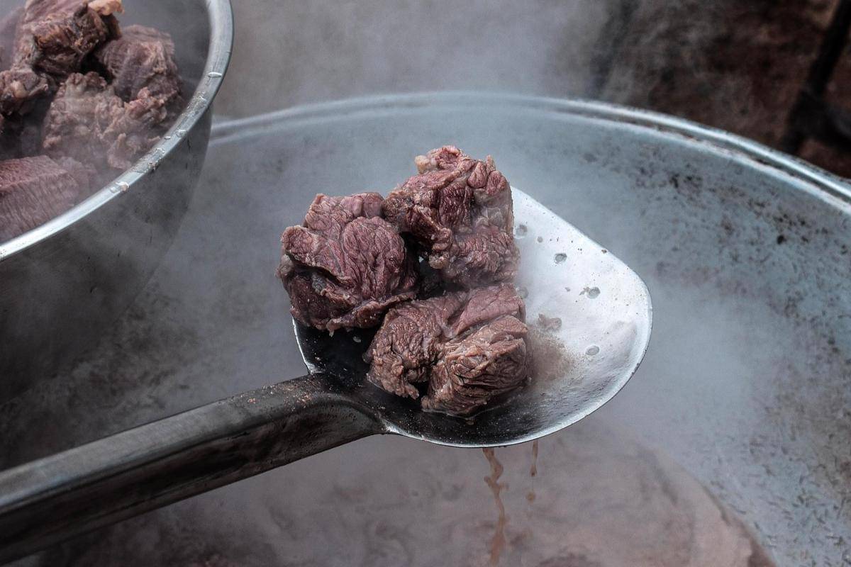 ilustrasi memasak daging 