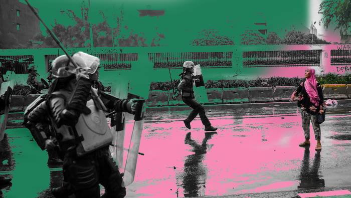 Ibu Berjilbab Pink di Aksi Demo DPR Jakarta. Foto: ANTARA FOTO/Rivan Awal Lingga/foc.