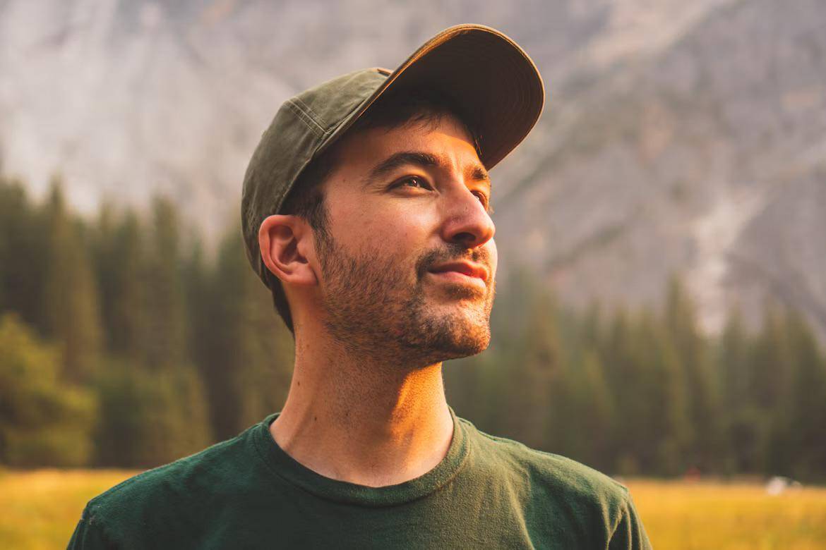 ilustrasi pria berjenggot (unsplash.com/Jeffrey Keenan)