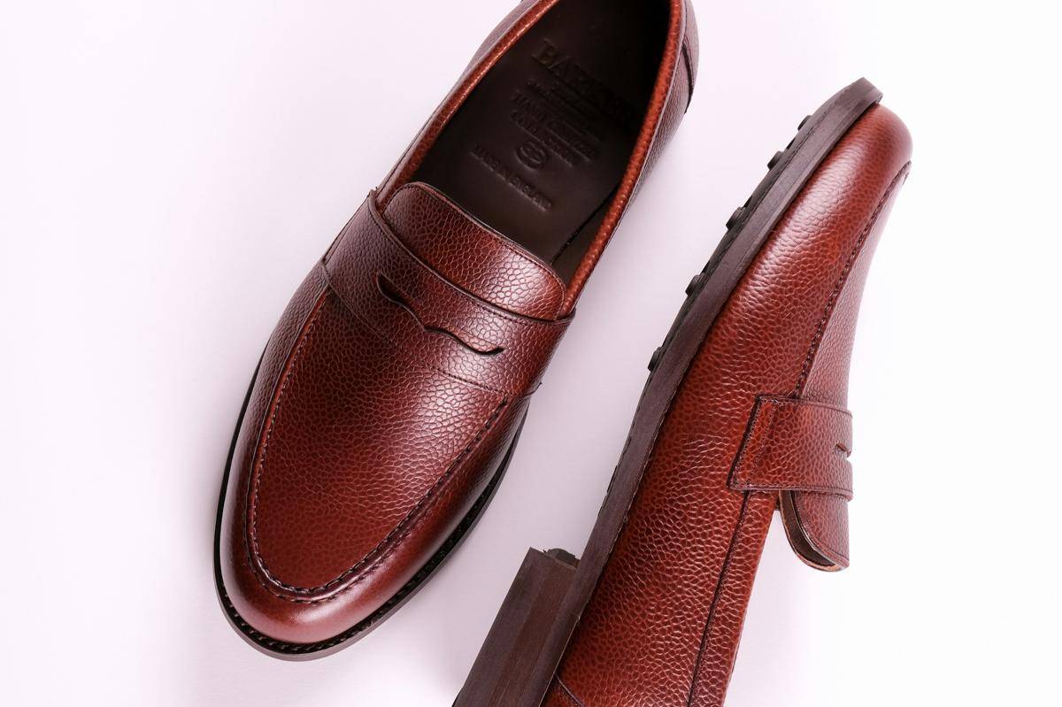 ilustrasi sepatu loafers kulit (unsplash.com/Lily Johnson)