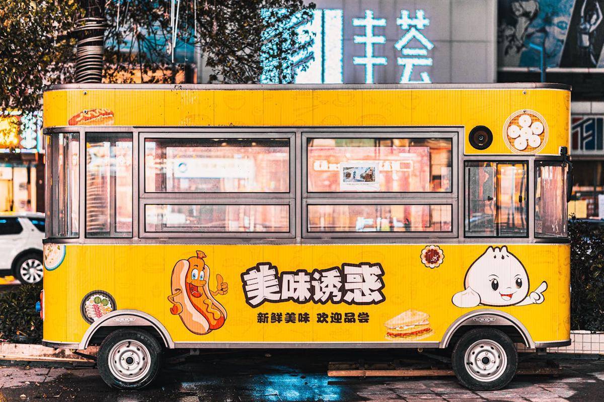 ilustrasi food truck kuning