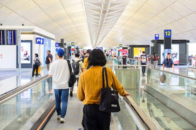 Potret penumpang pesawat di bandara