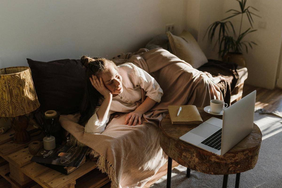 Ilustrasu menonton film di laptop (pexels.com/Arina Krasnikova)