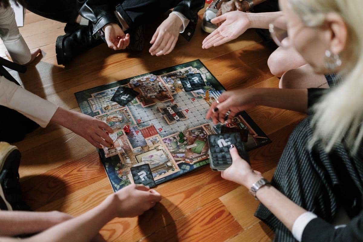 ilustrasi bermain board game bersama teman (pexels.com/cottonbro studio)