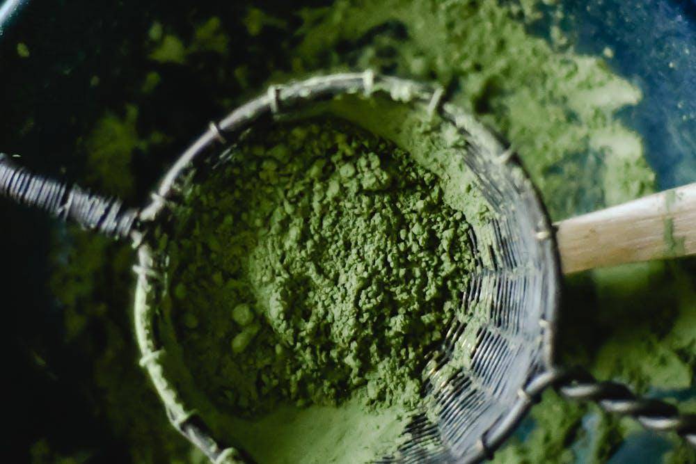 ilustrasi menyaring bubuk matcha