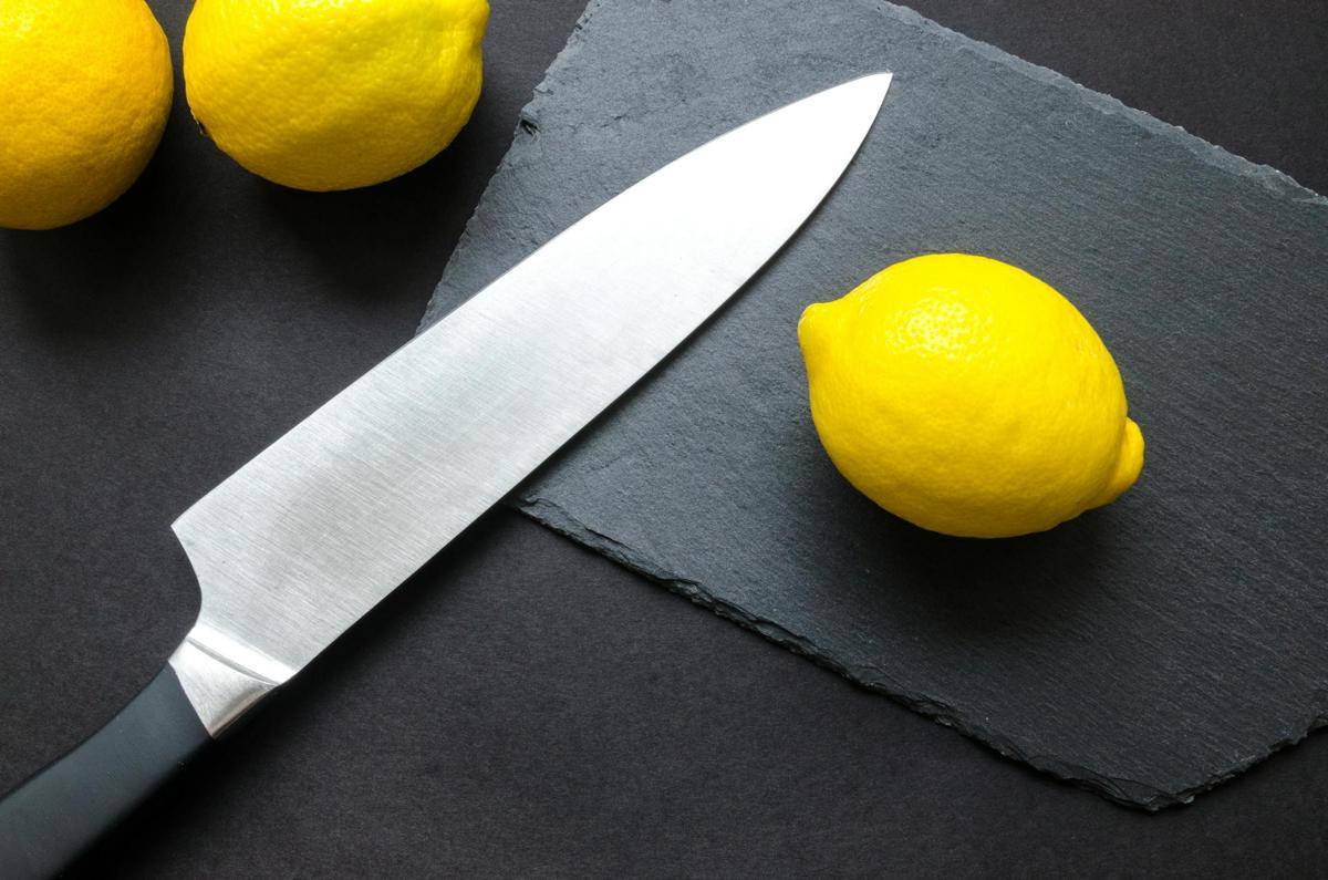 ilustrasi membersihkan pisau dengan lemon (pexels.com/Lukas)
