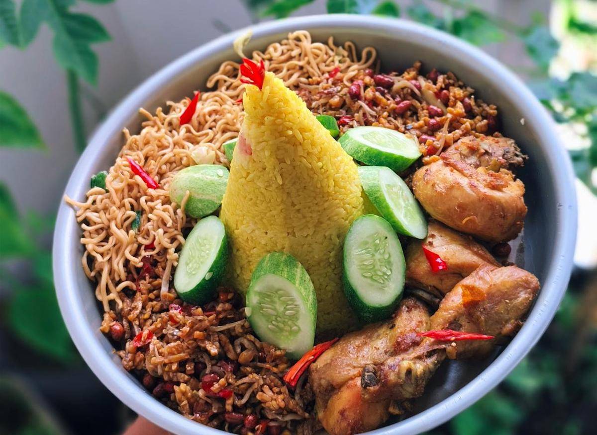 ilustrasi nasi kuning dan ayam goreng 