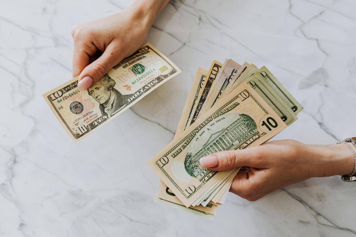 ilustrasi menyiapkan cash (pexels.com/kaboompics)