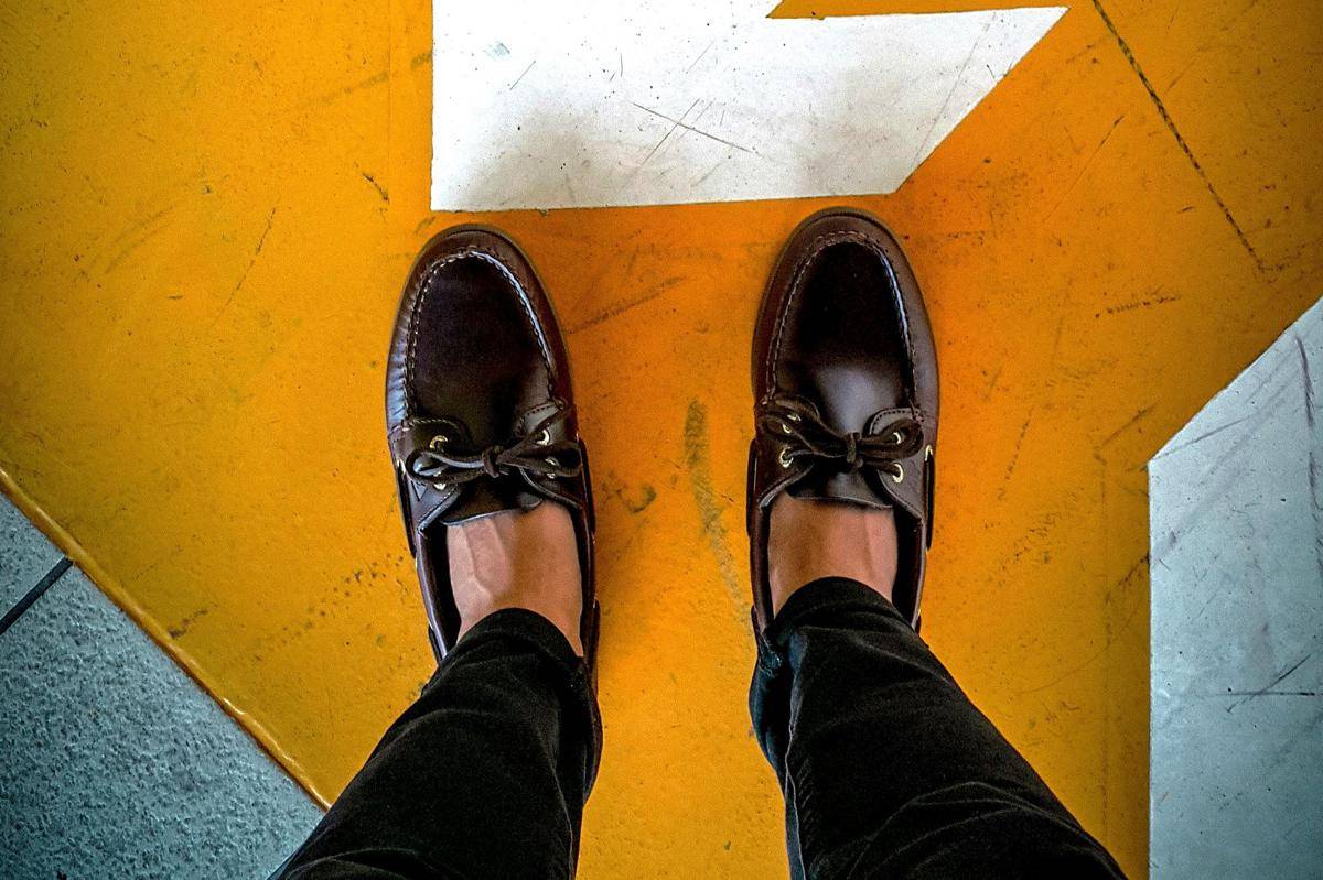 ilustrasi sepatu loafers kulit (pexels.com/Kent Banes)