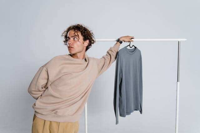 ilustrasi pakaian crewneck pria (pexels.com/MART PRODUCTION)