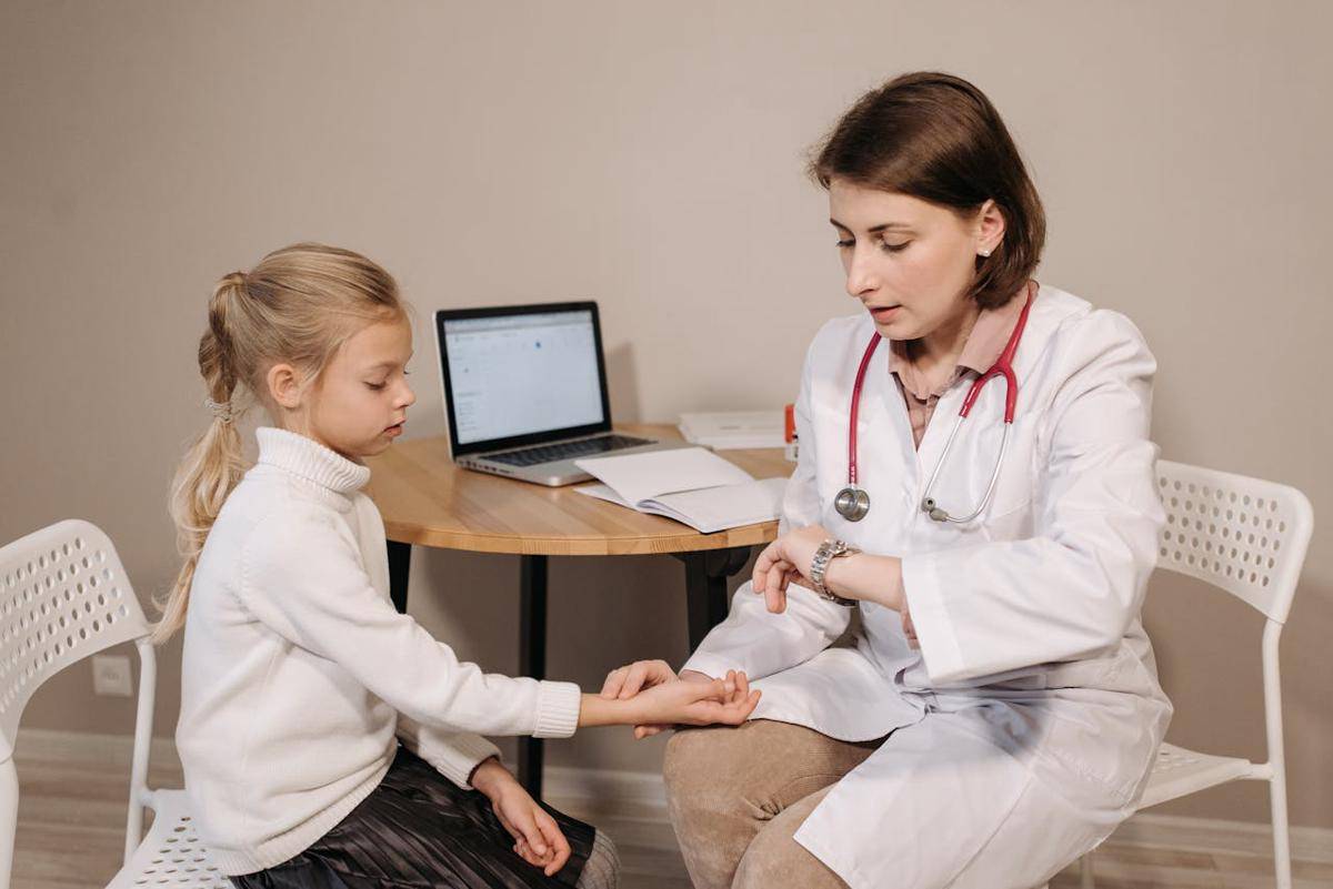 ilustrasi dokter anak (pexels.com/Pavel Danilyuk)