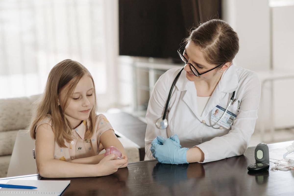 ilustrasi dokter dan anak (pexels.com/Pavel Danilyuk)