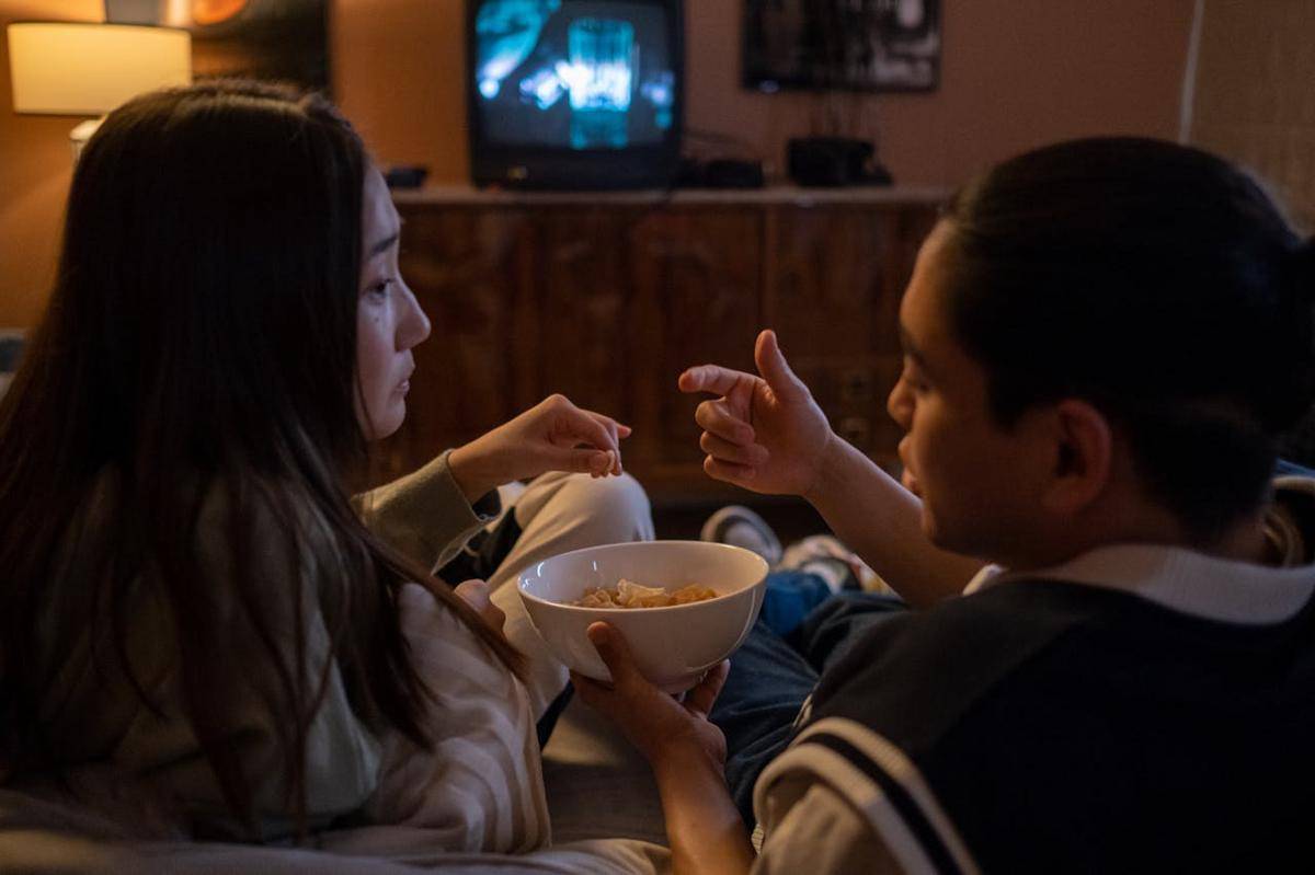 Cara Bikin Jadwal Nonton di Rumah Biar Jadi Momen Menyenangkan (Pexels.com/ Ron Lach)