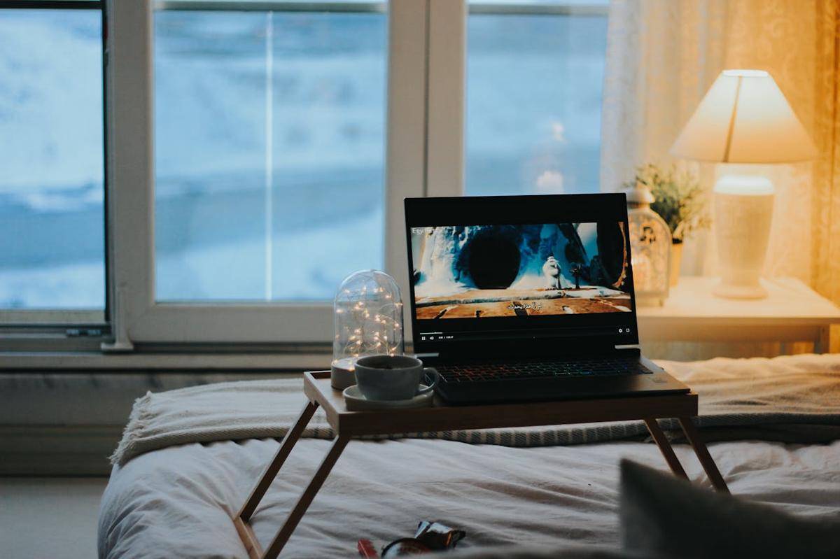Cara Bikin Jadwal Nonton di Rumah Biar Jadi Momen Menyenangkan (Pexels.com/ Sara mazin)