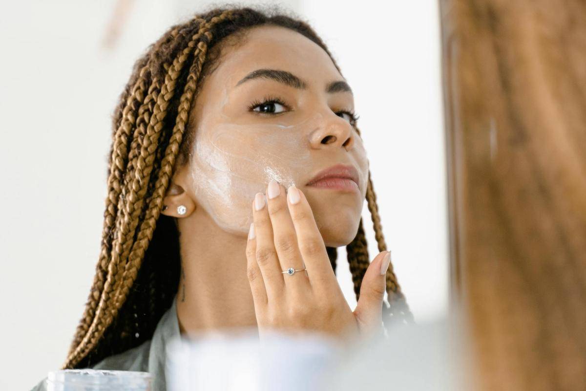 ilustrasi mengoleskan cleansing balm (pexels.com/Tima Miroshnichenko)