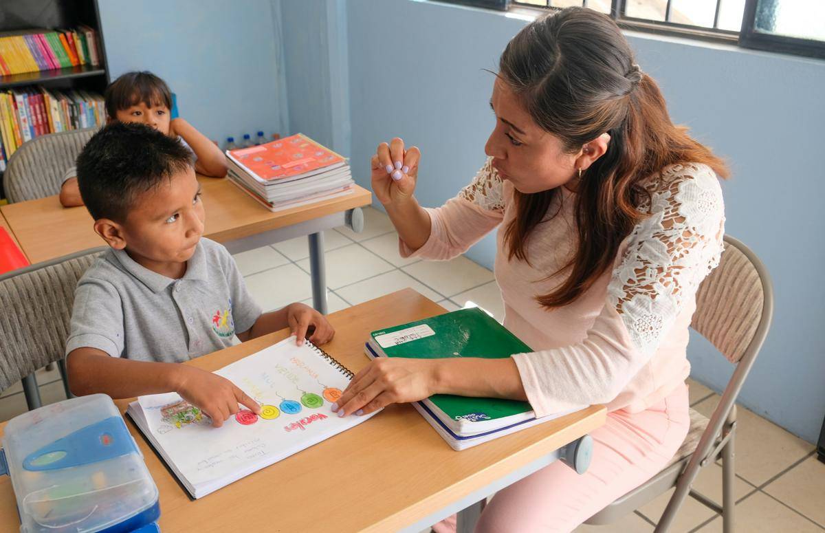 Guru mendampingi murid belajar. (unsplash.com/Ronald Felton)