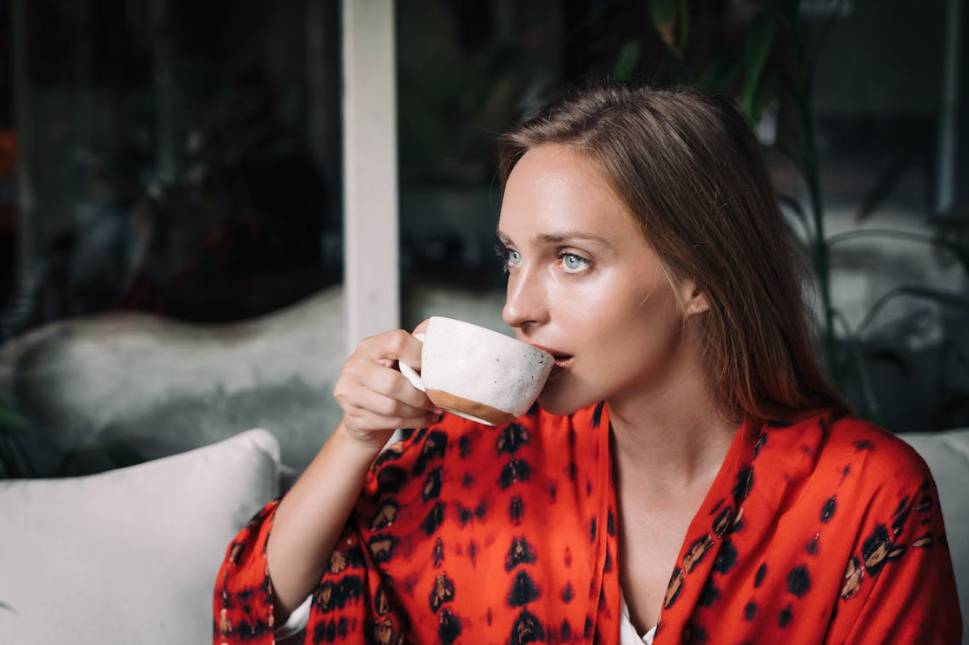 ilustrasi minum teh hangat (pexels.com/Mikhail Nilov)