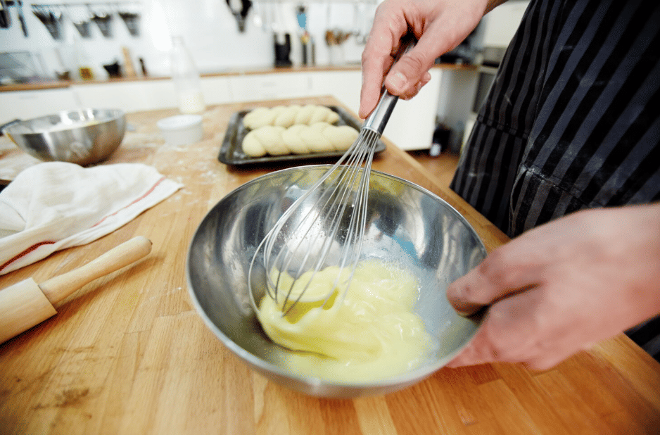 ilustrasi aduk adonan (freepik.com/pressfoto)